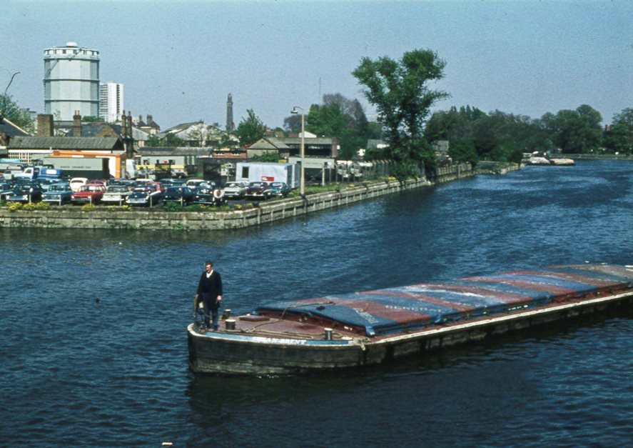 Susan Brent approaching Thames Lock, Brentford