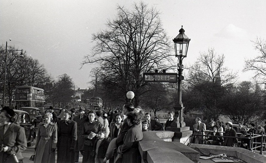 B/w photo of crowded Kew Bridge, Copyright 2017 Peter Timms