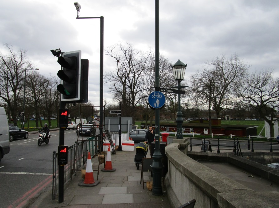 Colour photo of Kew Bridge, Copyright 2017 Peter Timms