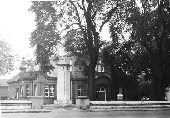 Brentford Library & War Memorial