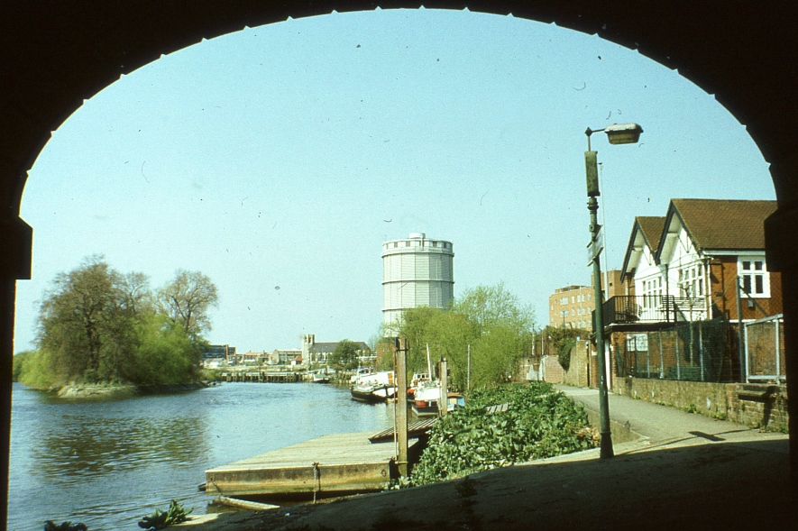 View through arch of Kew Bridge